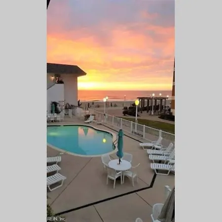 Oceanfront Studio: Boardwalk Retreat with Pool Apartment